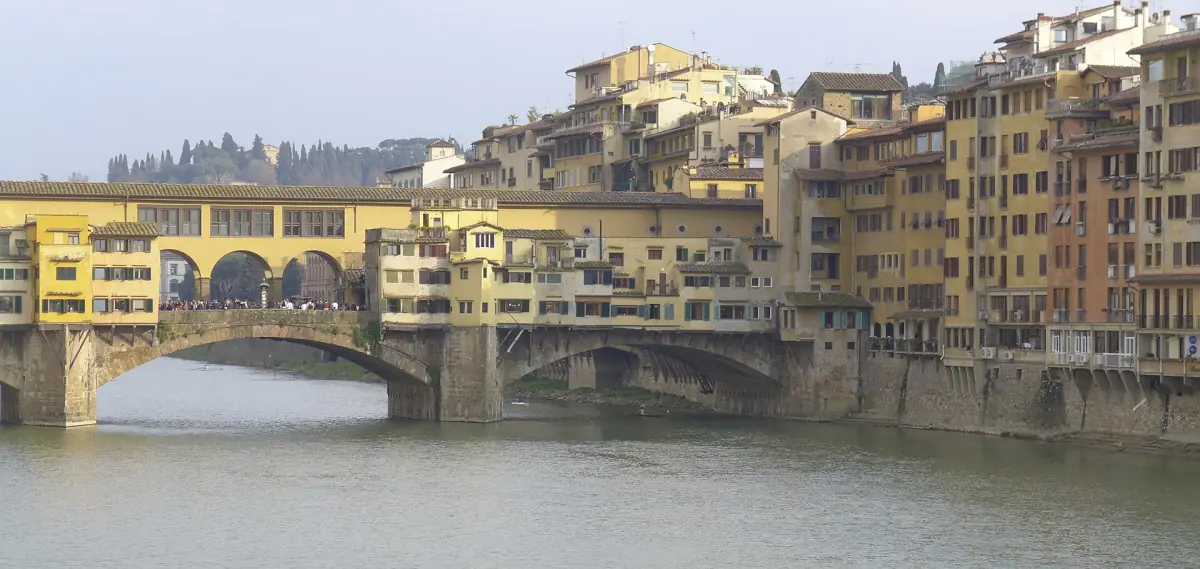 The centre of the bridge with the Cellini bust