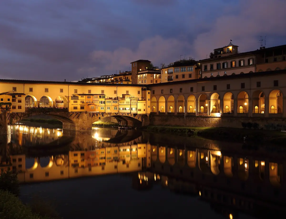 Il Ponte Vecchio illuminato al crepuscolo